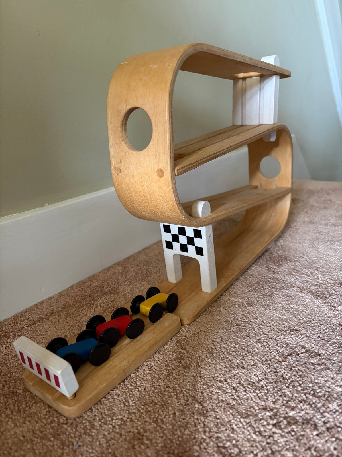Houten autobaan met 3 auto's van PlanToys, Ophalen of Verzenden, Gebruikt, Overige typen