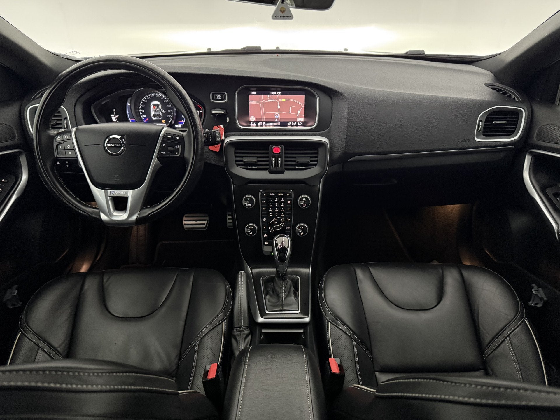 Volvo V40 2.0 T4 Business Sport R-Design 191PK | Pano | Virt, Gebruikt, Euro 6, Zwart, Bedrijf