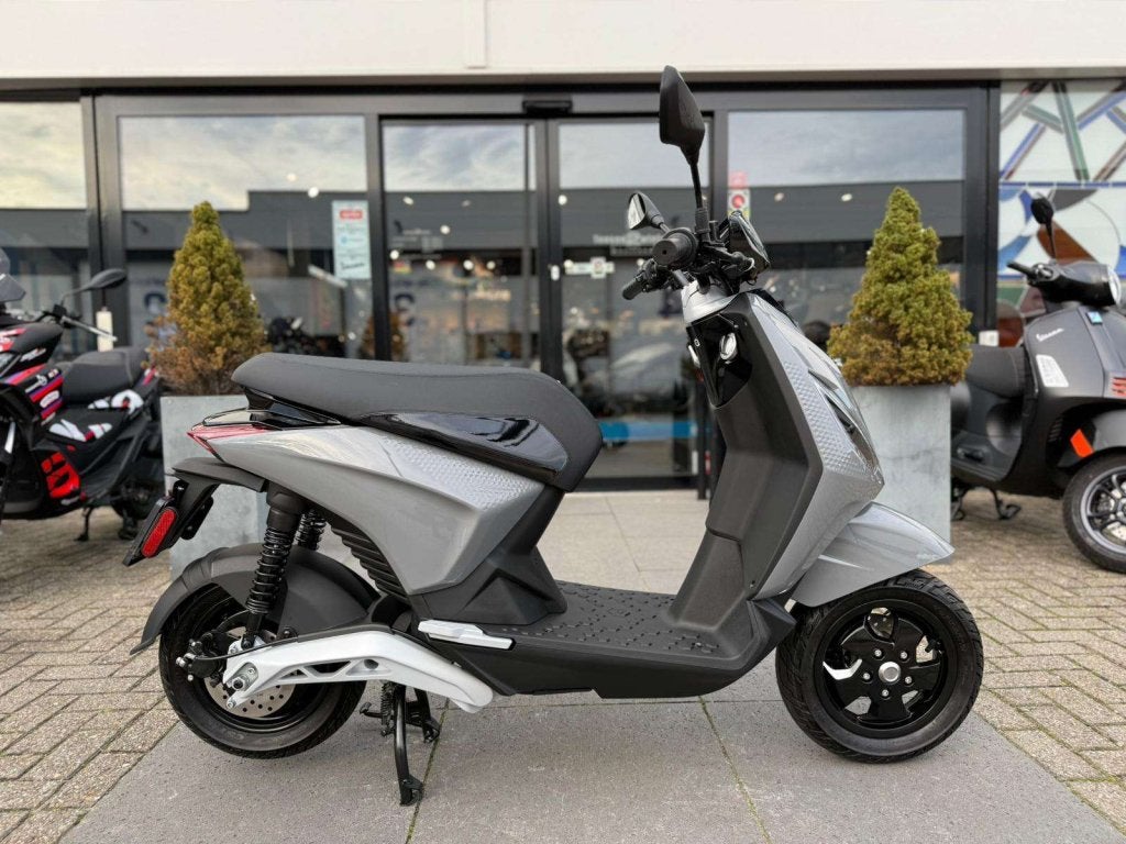 Piaggio 1  (one) 45km NIEUW!, Fietsen en Brommers, Scooters | Piaggio, Nieuw, Overige modellen, Maximaal 45 km/u, Elektrisch, Ophalen of Verzenden