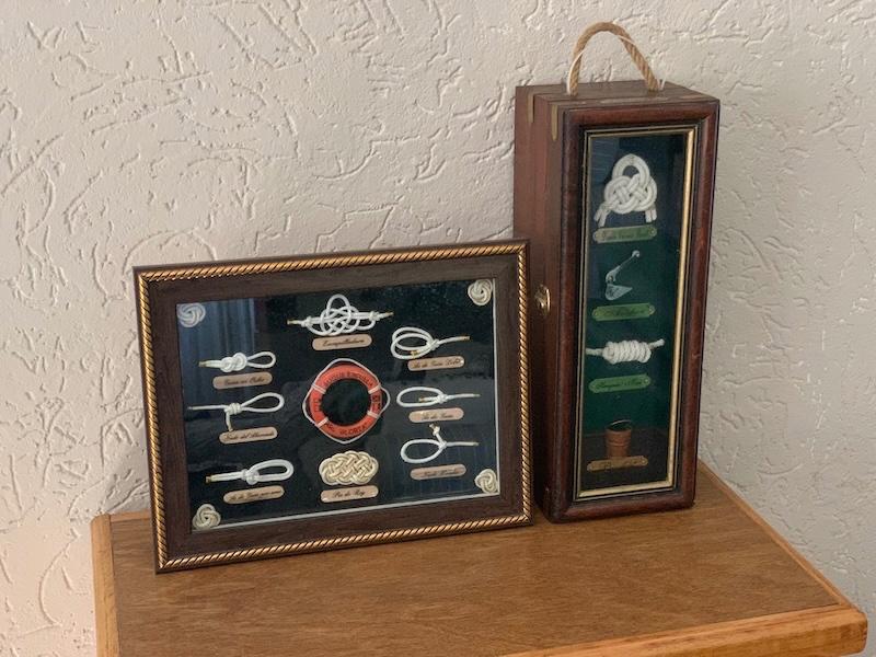 Lijst en kastje met scheepsknopen, Verzamelen, Scheepvaart, Ophalen of Verzenden, Gebruikt, Zeilboot, Kaart, Foto of Prent