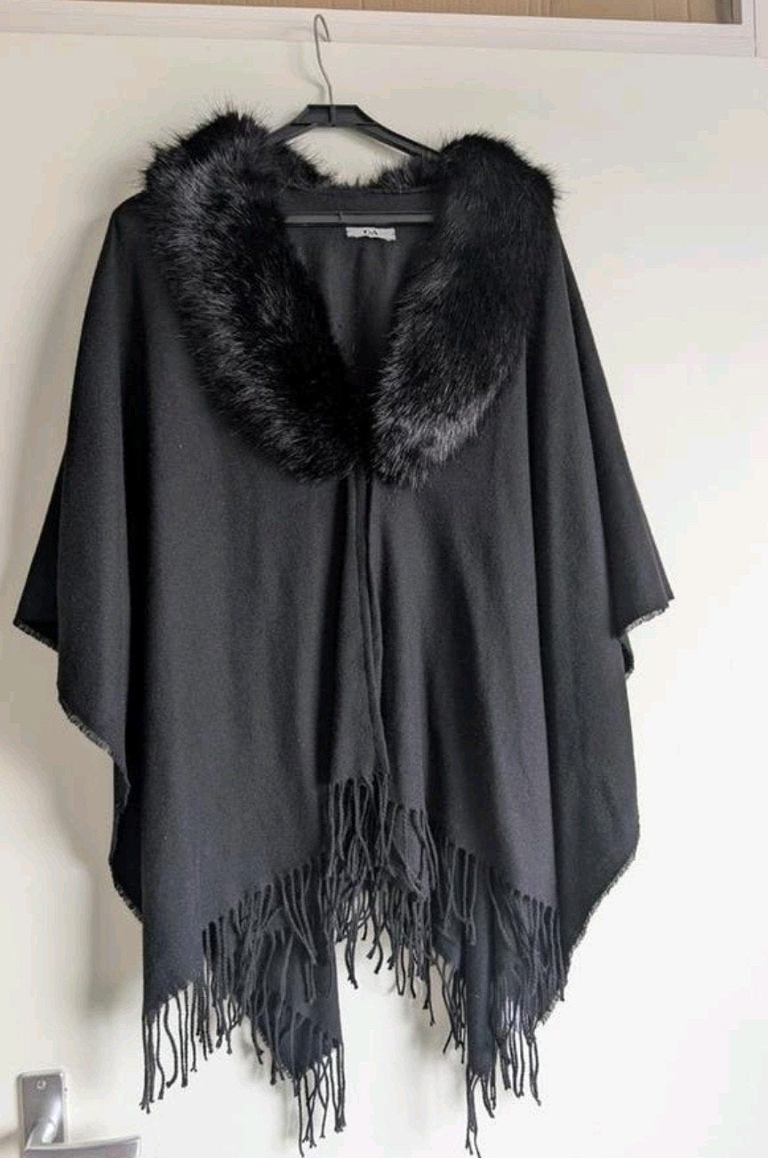 Nieuw! Zwarte poncho met imitatie bond kraag van c&a, Ophalen of Verzenden, Nieuw, Zwart