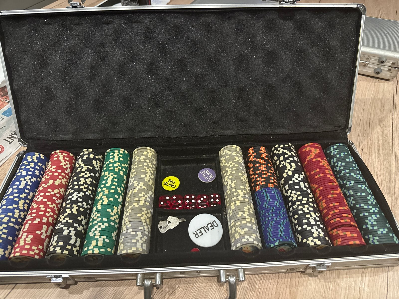Pokerset in luxe koffer - Compleet met chips en dobbelstenen, Hobby en Vrije tijd, Gezelschapsspellen | Bordspellen, Drie of vier spelers
