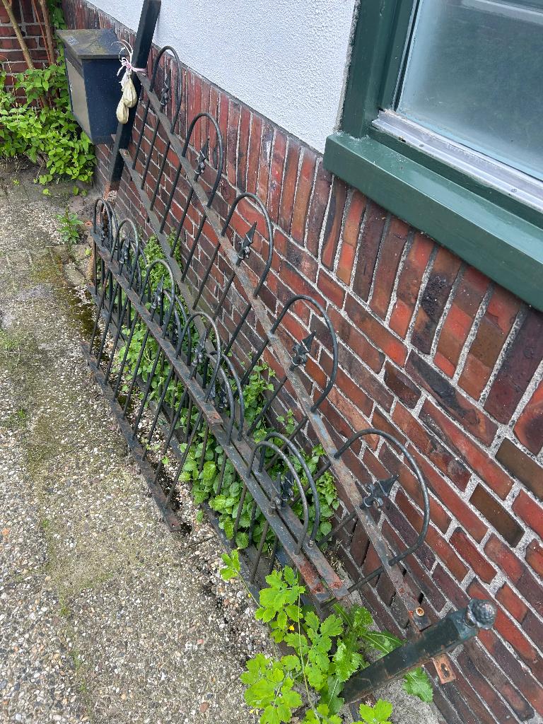 Oud metalen sierhek / tuinhek, Tuin en Terras, Ophalen, Gebruikt, IJzer, Tuinhek