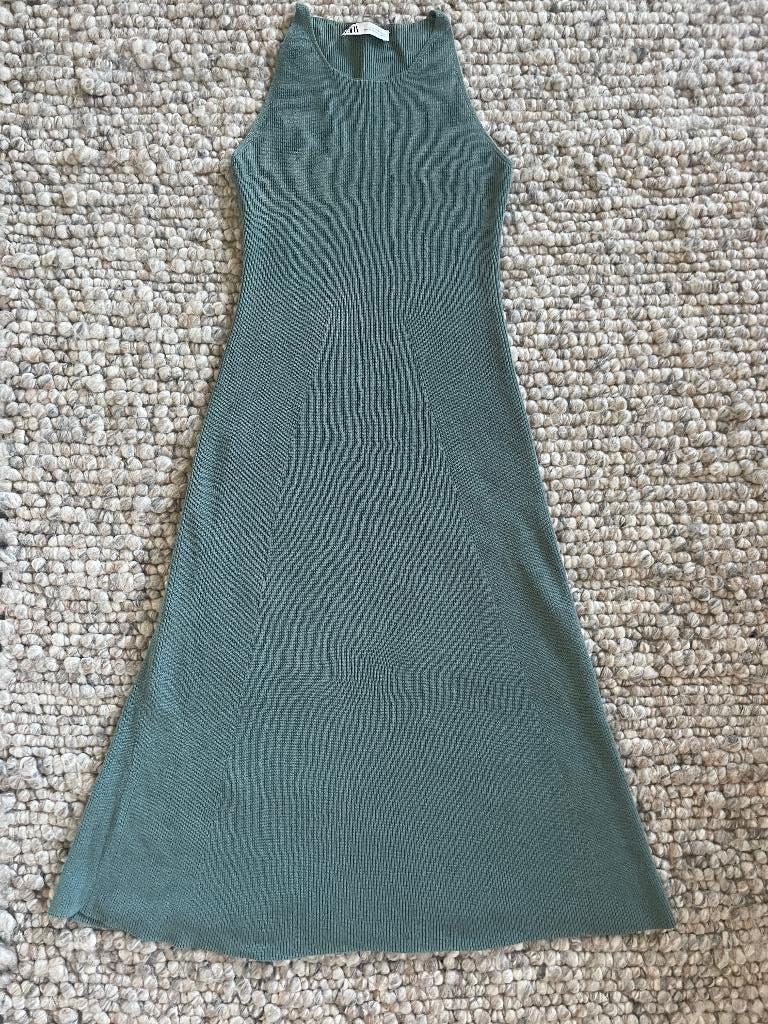 Fantastische lange ZARA knit wear jurk in maat S, Kleding | Dames, Jurken, Zo goed als nieuw, Maat 38/40 (M), Groen, Onder de knie