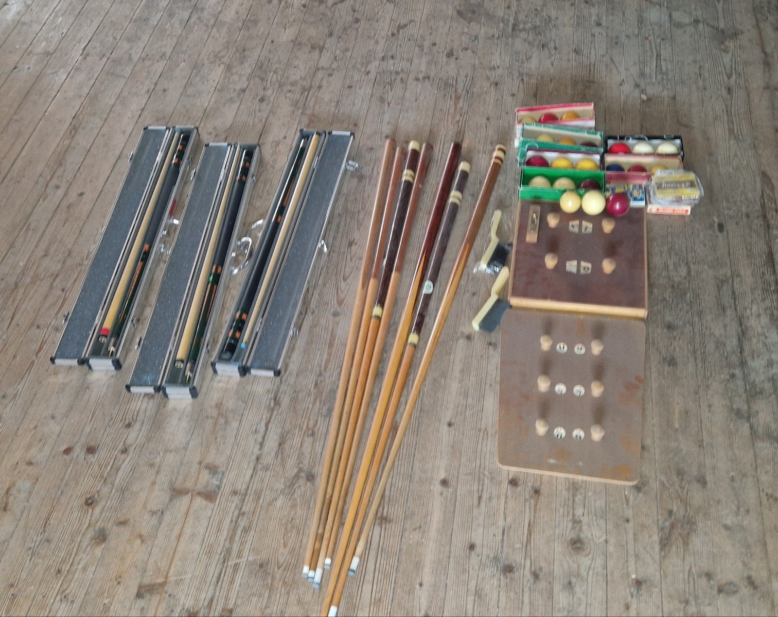 Partij biljartspullen – keuen, ballen, koffers en accessoire, Ophalen, Gebruikt, Keu of Ballen