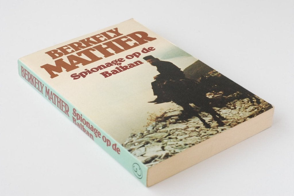 Spionage op de Balkan - Berkeley Mather - Boek Elsevier 1983, Ophalen of Verzenden, Zo goed als nieuw, Berkeley Mather