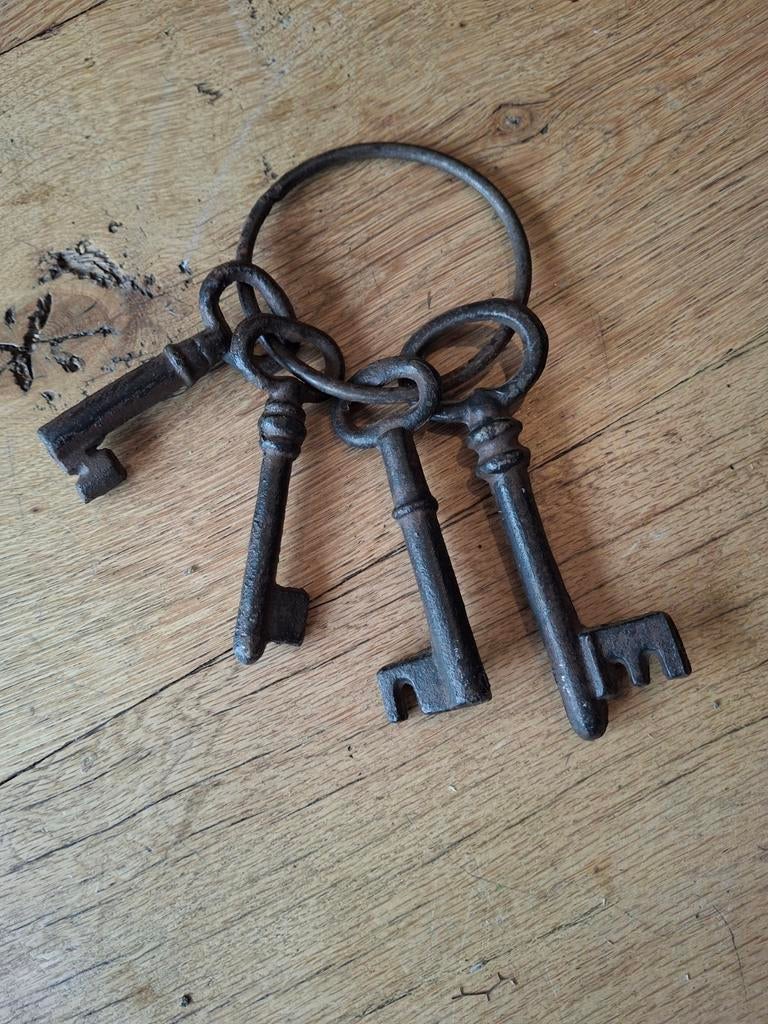 Antieke gietijzeren sleutels aan ring, Antiek en Kunst, Ophalen of Verzenden
