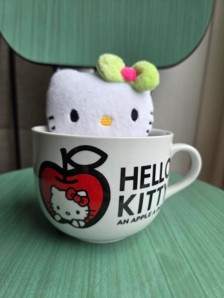 Hello Kitty knuffel & An apple a day mok beker soepkom, Ophalen of Verzenden, Zo goed als nieuw
