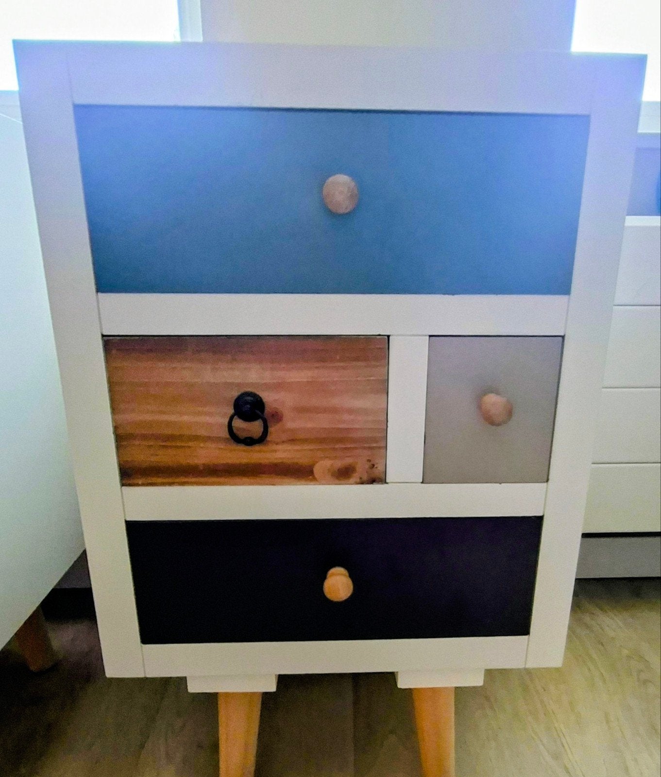 Set van 2 Nachtkastjes met kleurige details. Nieuwprijs €109, Ophalen, Minder dan 45 cm, 55 tot 70 cm, Zo goed als nieuw
