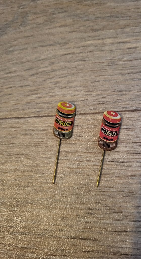 2x Pins Speldjes Moccona Koffie Joure Nederland, Ophalen of Verzenden, Zo goed als nieuw