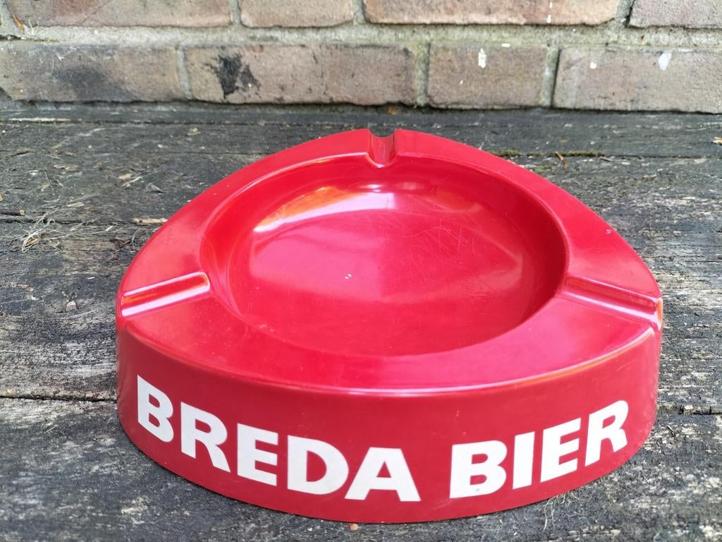 Mooie , grote, rode asbak van Breda bier , Drie hoefijzers., Verzamelen, Biermerken, Ophalen of Verzenden, Gebruikt, Overige merken