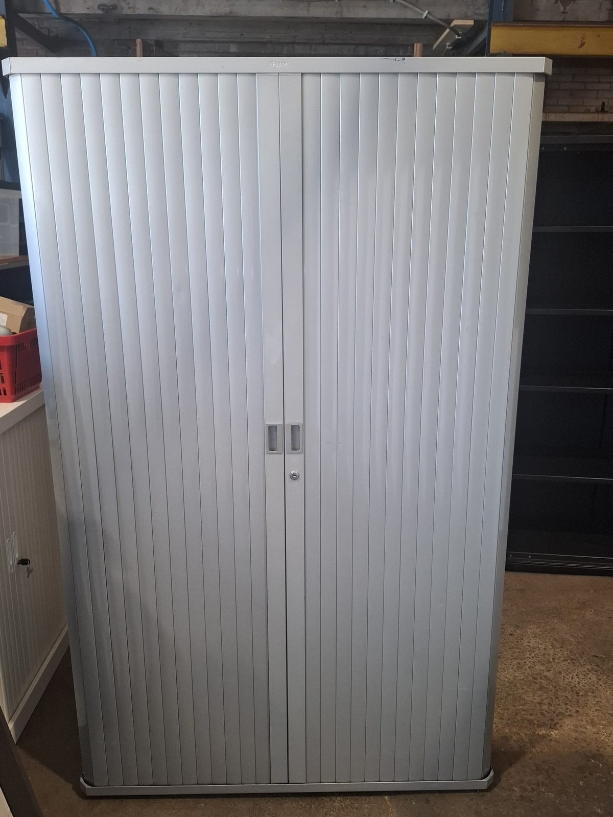Metalen Gispen roldeurkast met 4 legborden, Huis en Inrichting, Kasten | Roldeurkasten en Archiefkasten, Ophalen, Gebruikt, 100 tot 150 cm