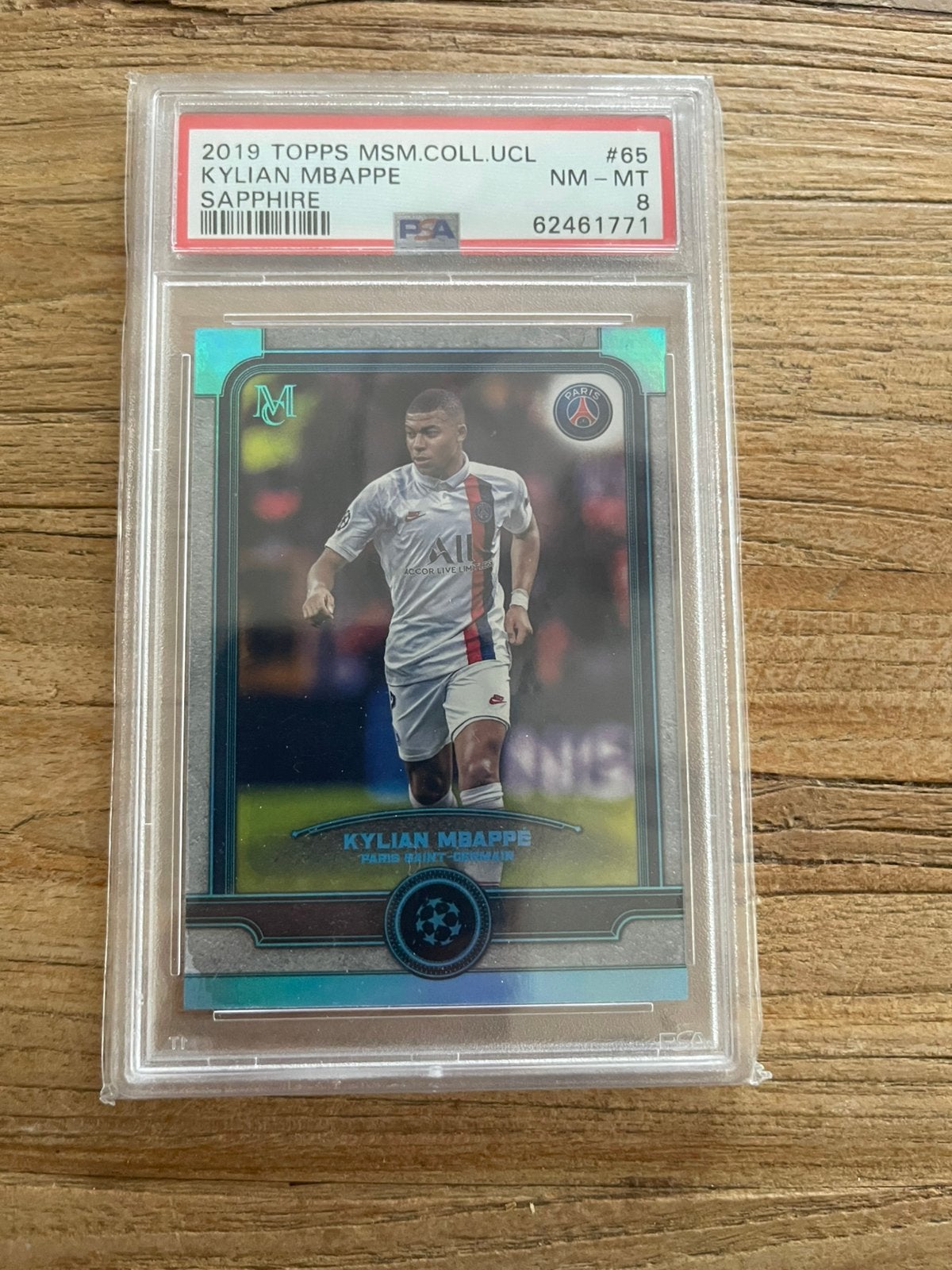 Kylian Mbappe Rookie /75 PSA 8 PSG Topps Sapphire, Ophalen of Verzenden, Zo goed als nieuw, Plaatje