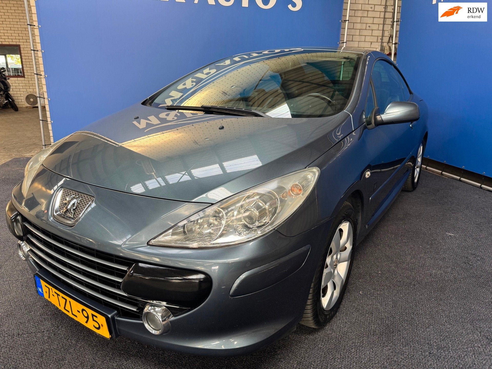 Peugeot 307 CC 2.0-16V Automaat met Nieuwe Apk, Gebruikt, 4 cilinders, Cabriolet, 4 stoelen