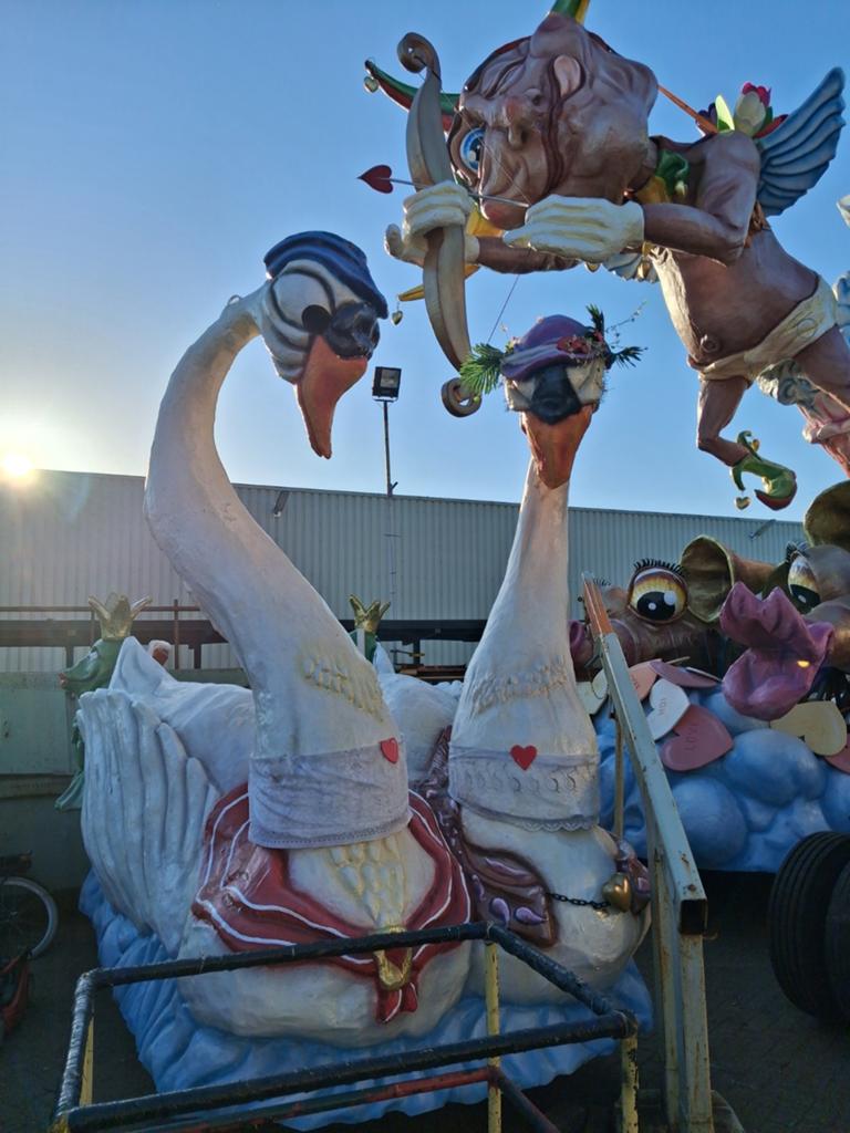 Carnavalswagen losse poppen: Zwanen, Cupido en Hollands stel, Hobby en Vrije tijd, Ophalen, Nieuw