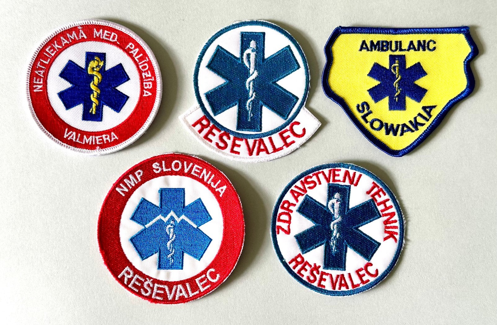 Ambulance emblemen oost europa, Ophalen of Verzenden, Landmacht, Nederland, Embleem of Badge