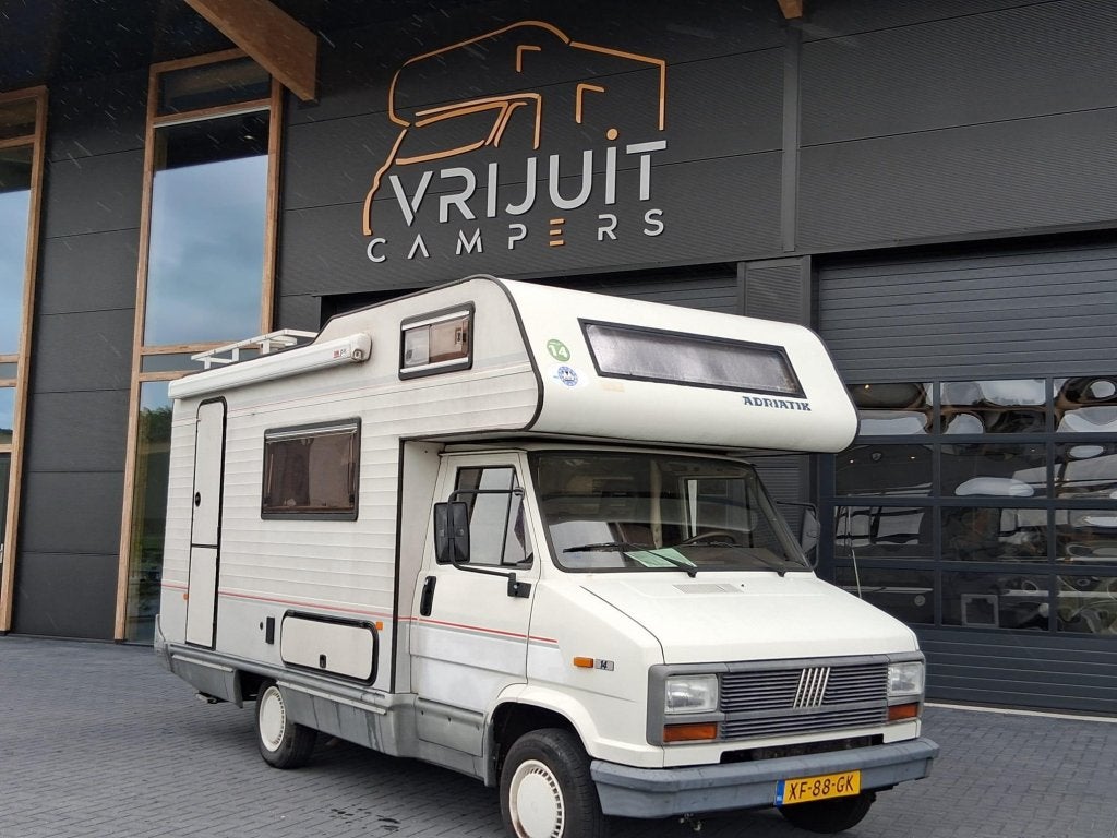 Adria retro camper origineel Nederlands Benzine 140.000 km!, Caravans en Kamperen, Overige merken, Koelkast, Ringverwarming, Reservewiel