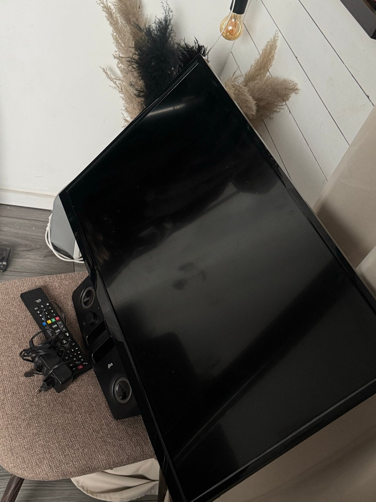 OK 32 inch HD LED TV met muurbeugel en accessoires, 50 Hz, HD Ready (720p), 60 tot 80 cm, Ophalen