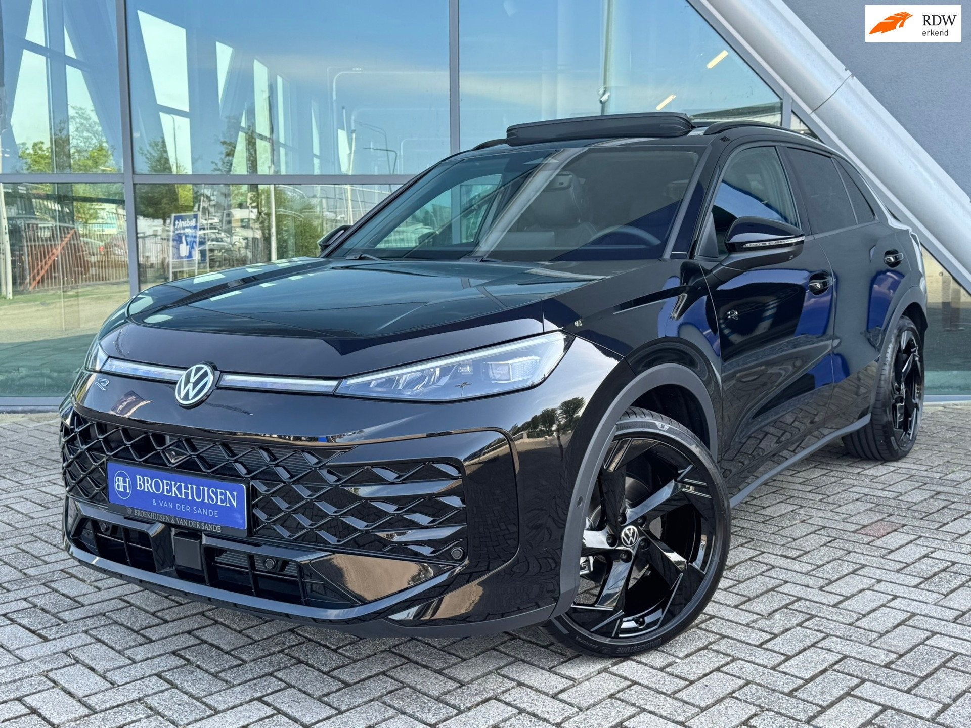 Volkswagen T-Roc 1.5 eTsi 2x R-Line First Edition Black Styl, Auto's, 1498 cc, Zwart, 4 cilinders, 150 pk