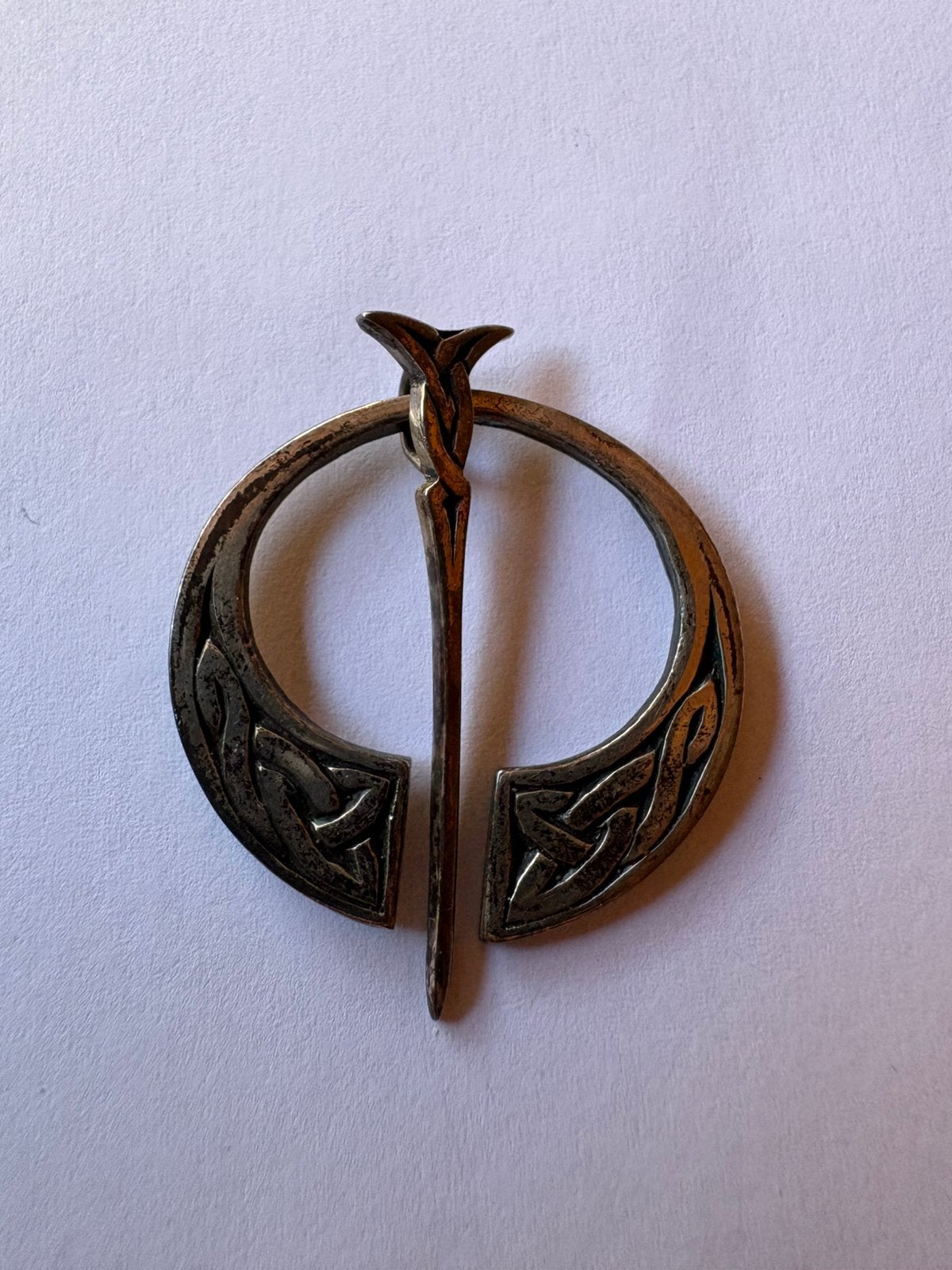 Pennanular broche - mantelspeld, 4 tot 7 cm, Gebruikt, Ophalen of Verzenden, Zilver