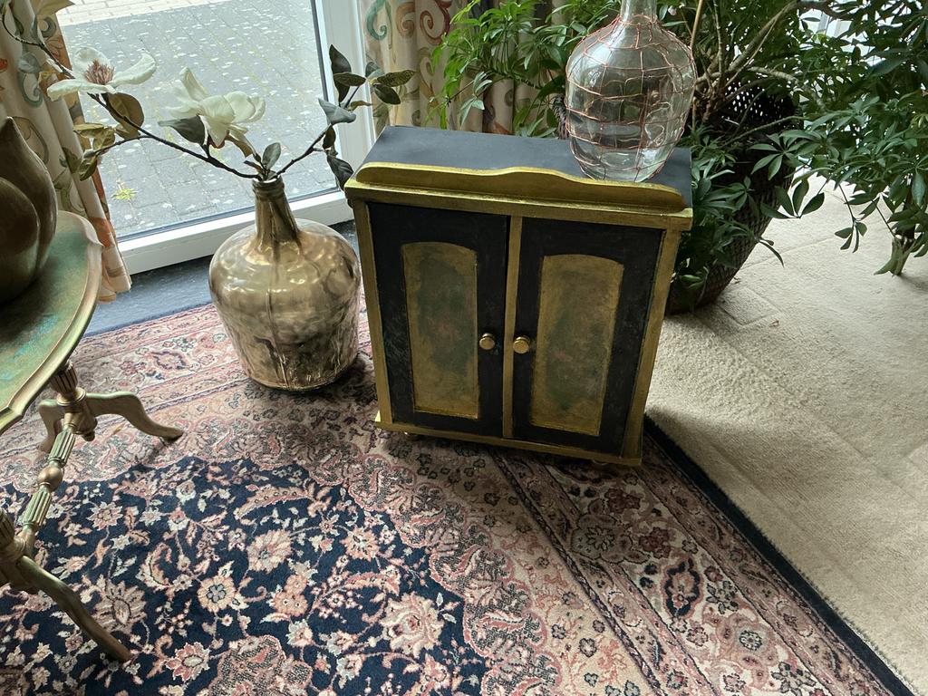 Antiek kastje met deurtjes en gouden pootjes, Antiek en Kunst, Antiek | Meubels | Kasten, Ophalen
