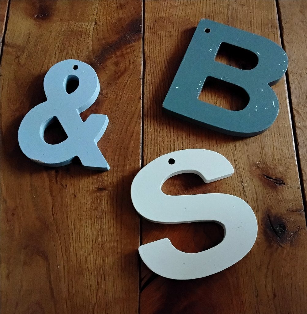 Grote dikke houten letters en speciaalteken: B, S en &, Ophalen of Verzenden, Gebruikt, Hout
