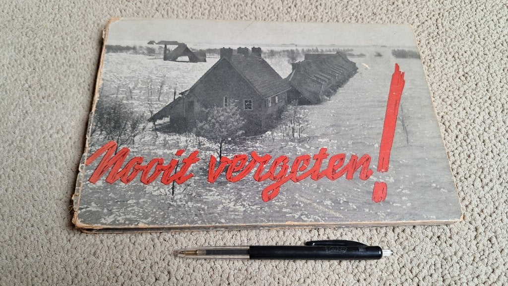Nooit vergeten! – Vrije Volk. Harde kaft, 1945, Het vrije volk, Ophalen of Verzenden, 20e eeuw of later, Gelezen