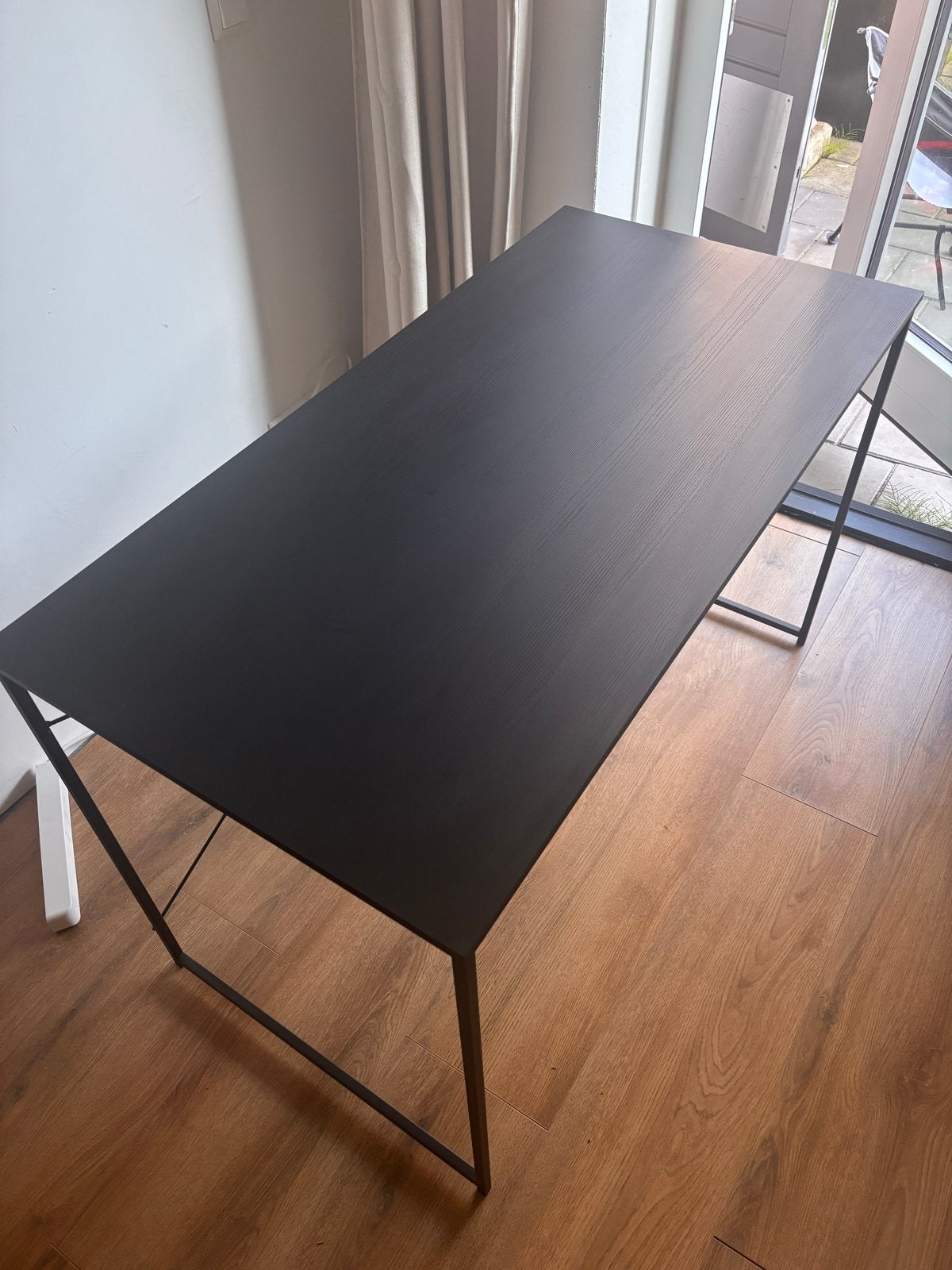 zwart bureau met metalen onderstel weinig gewicht., Ophalen, Gebruikt, 50 tot 100 cm, Vier personen