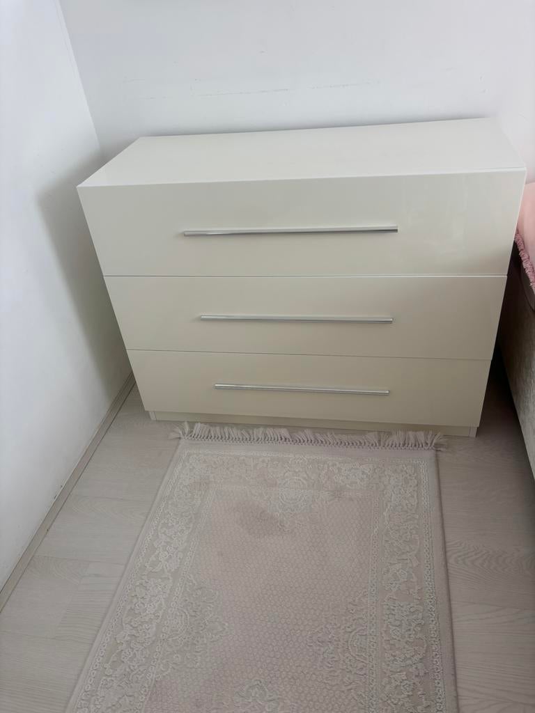 Laddekast Mooie witte Hoogglans) Mag weg voor €50, Huis en Inrichting, Kasten | Ladekasten, 100 tot 150 cm, Ophalen of Verzenden