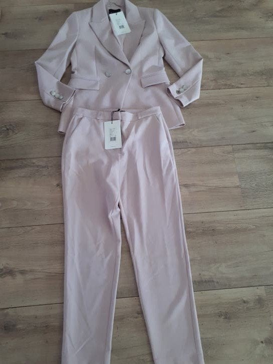 Nikkie Blazer en Pantalon Set - Nieuw met kaartjes, Kleding | Dames, Maat 38/40 (M), Kostuum of Pak, Nieuw, Ophalen of Verzenden