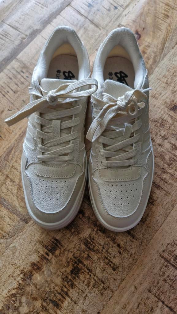 Nieuwe Pull and Bear sneakers., Beige, Nieuw, Ophalen of Verzenden, Sneakers of Gympen