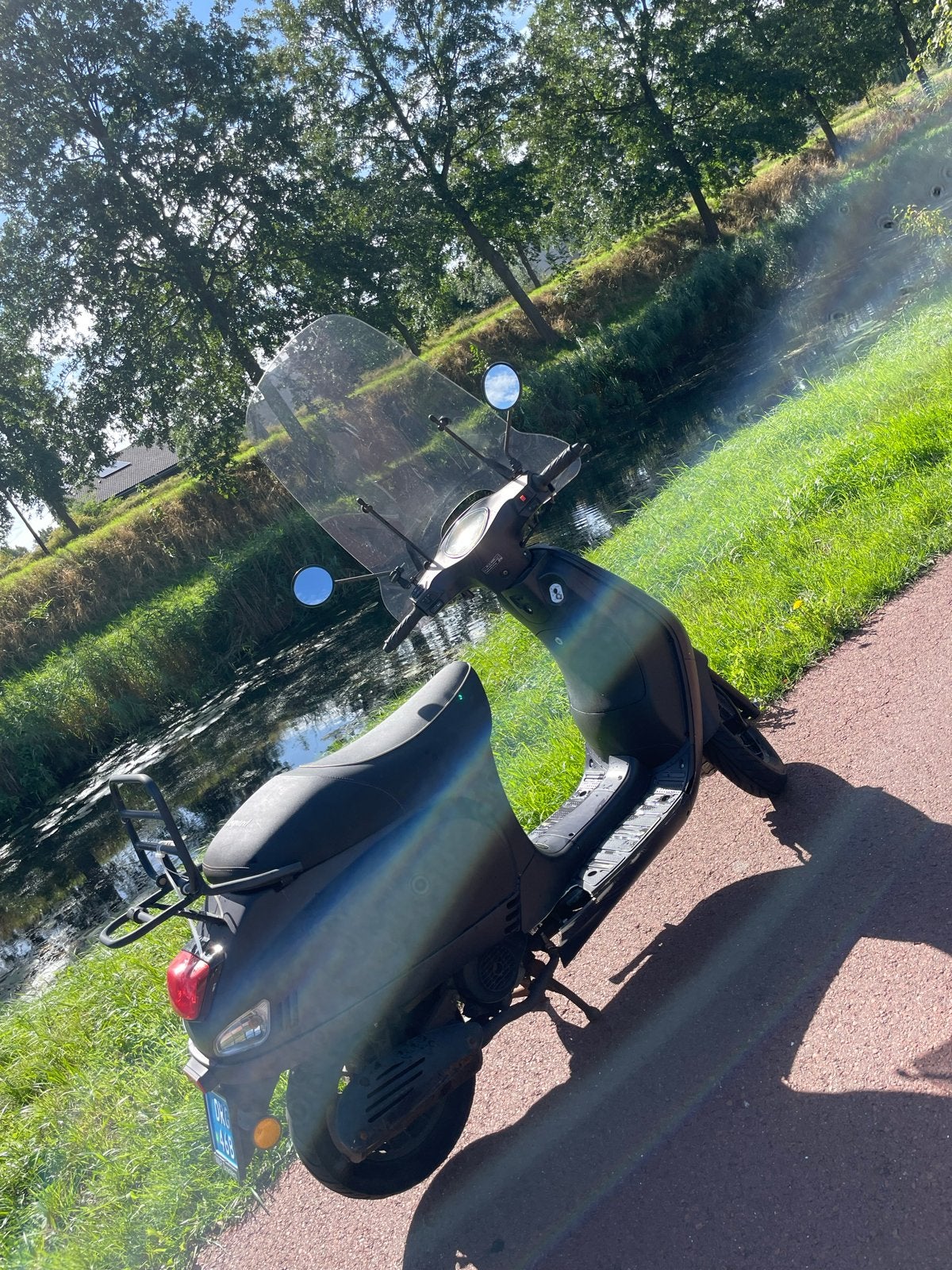 Zwarte scooter met windscherm, Ophalen, Gebruikt, Benzine, Overige merken