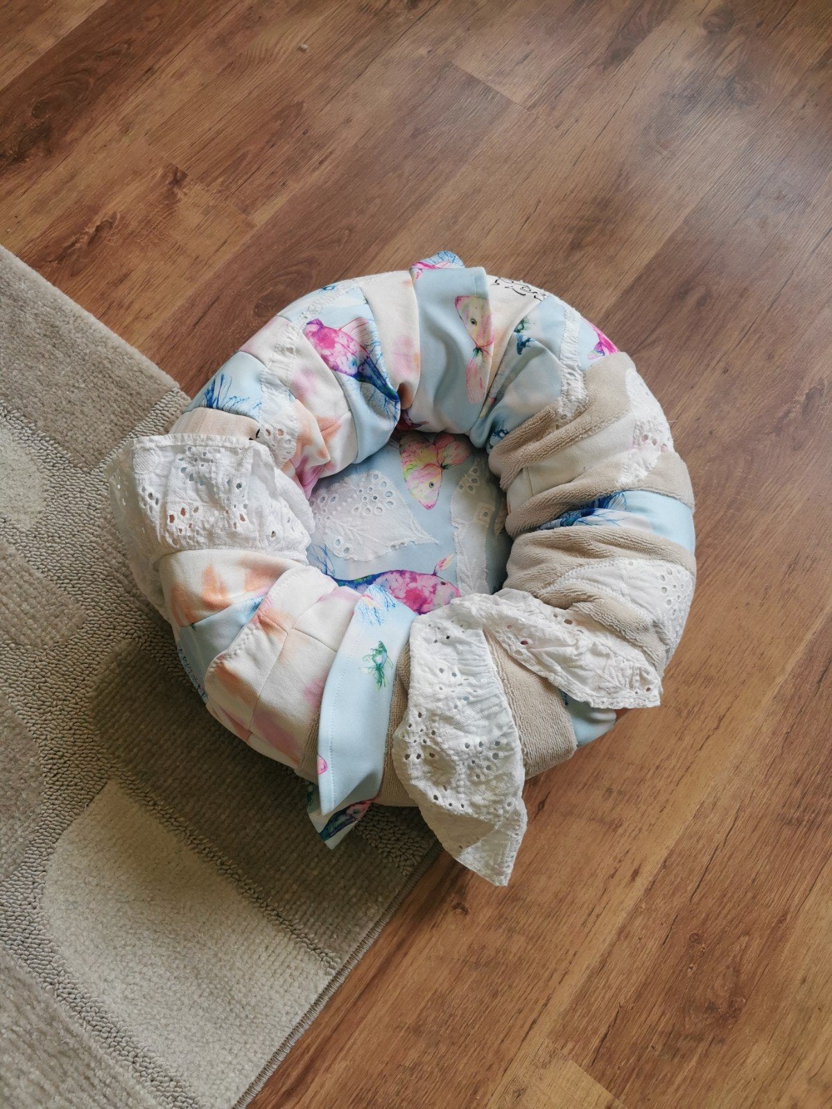 Handgemaakte pastelkleurige kattenmand, Dieren en Toebehoren, Kattenmanden, Ophalen of Verzenden, Nieuw