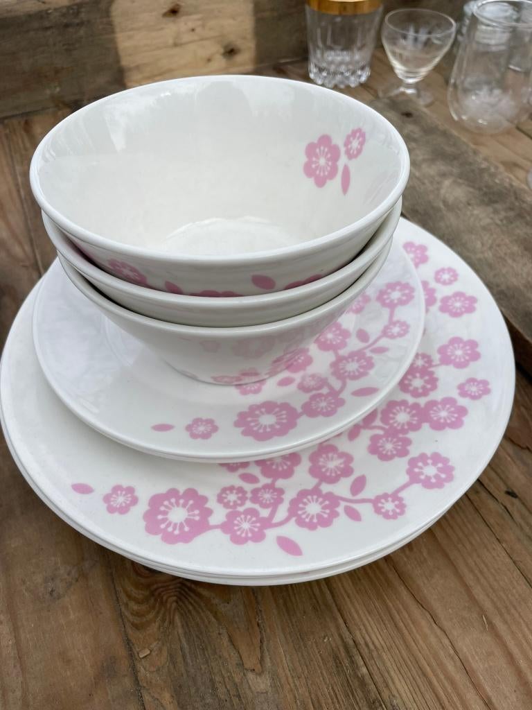 Hema wit servies met roze bloemen (borden en kommen), Huis en Inrichting, Keuken | Servies, Zo goed als nieuw, Compleet servies