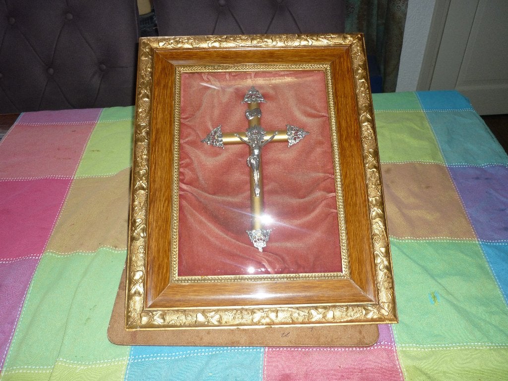 Ingelijste kruisbeeld met bol glas op fluwelen achtergrond, Ophalen of Verzenden