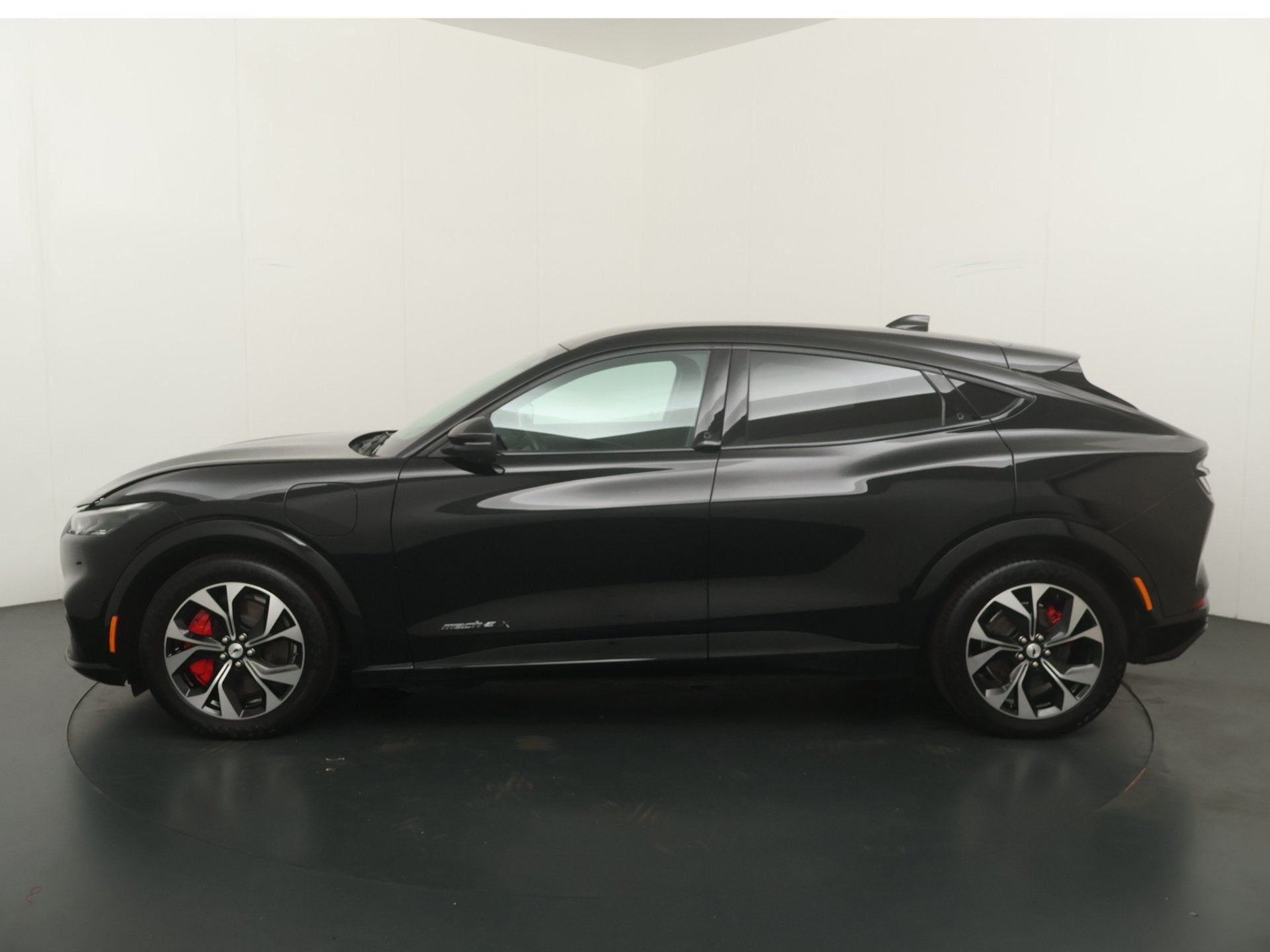 Ford Mustang Mach-E Extended RWD 98 kWh Premium | Adapt. Cru, Automaat, Gebruikt, 610 km, Zwart