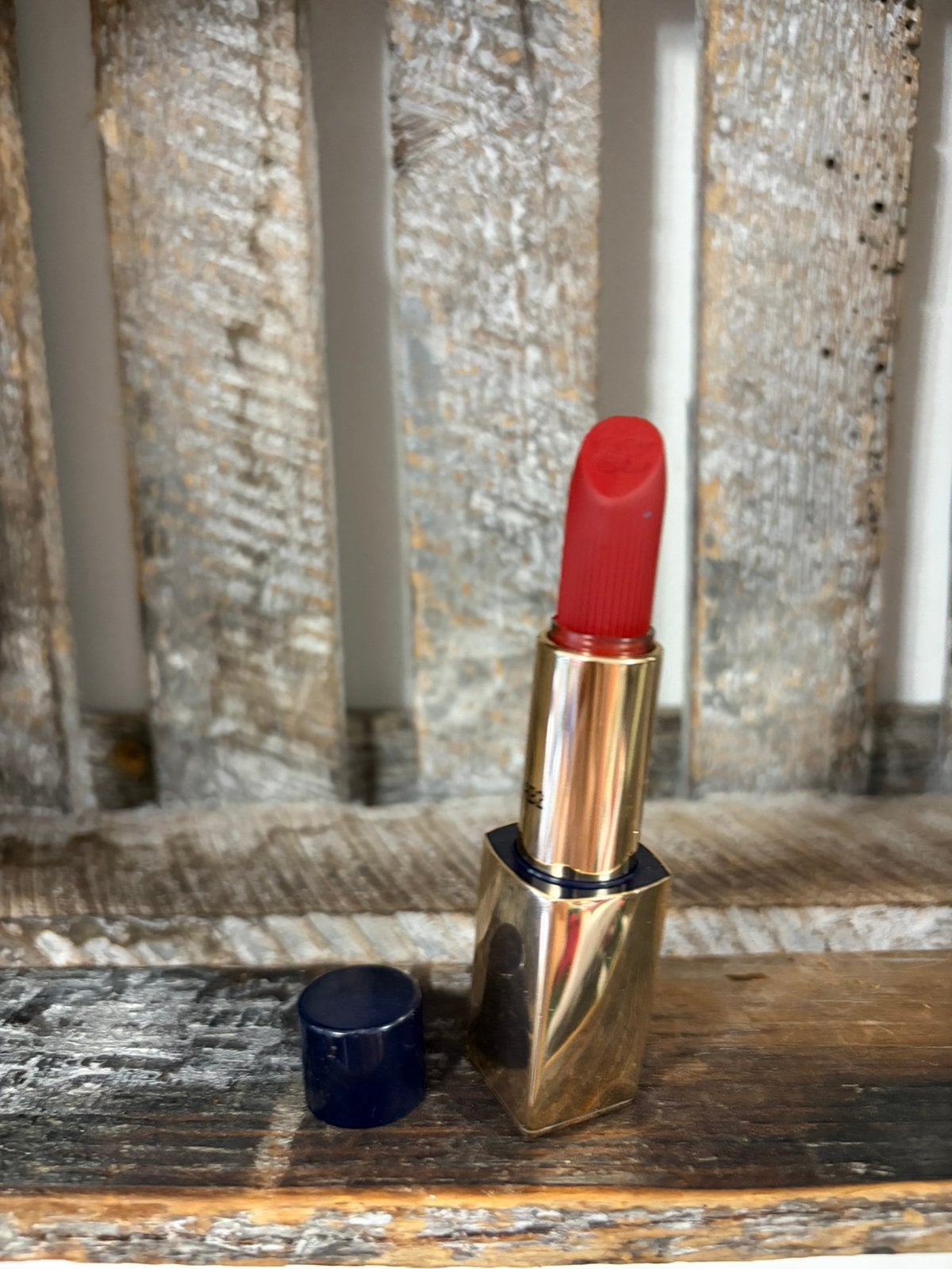 Estee Lauder Matte Lipstick 571 Independent, Ophalen of Verzenden, Zo goed als nieuw, Rood, Lippen