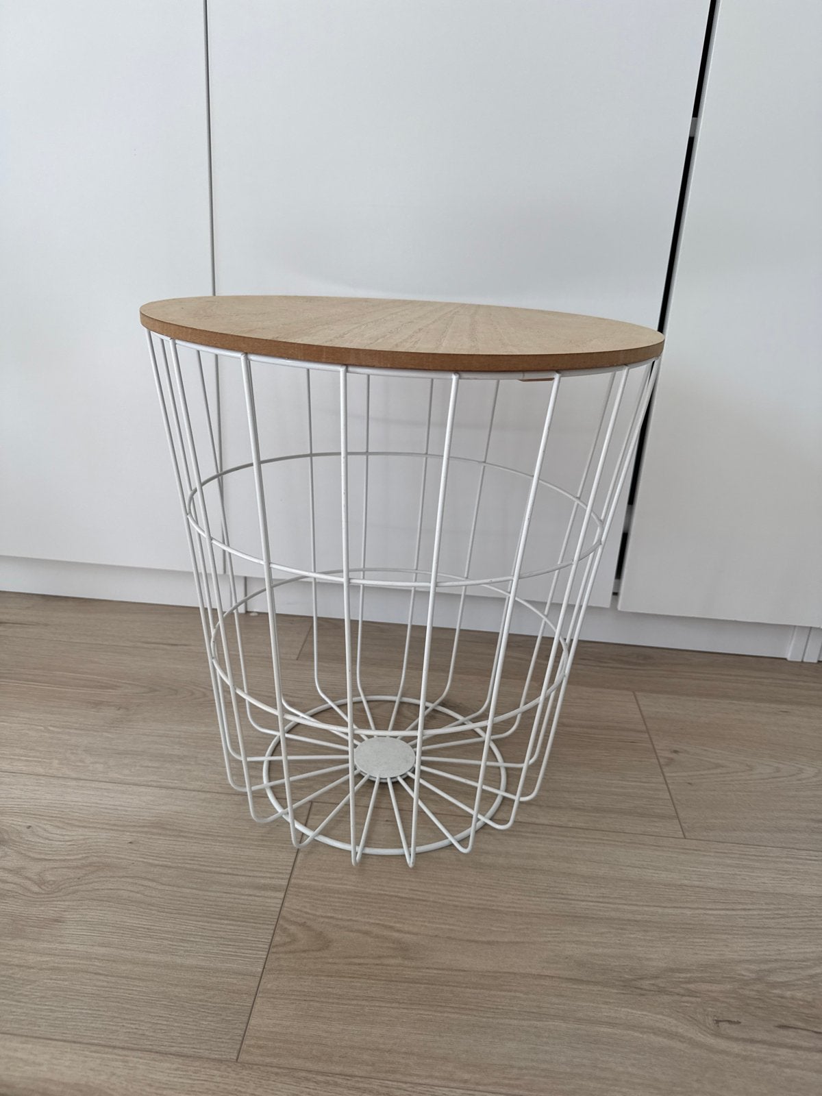 Leuk wit bijzettafeltje met houten blad, Ophalen, Minder dan 45 cm, Gebruikt, Rond