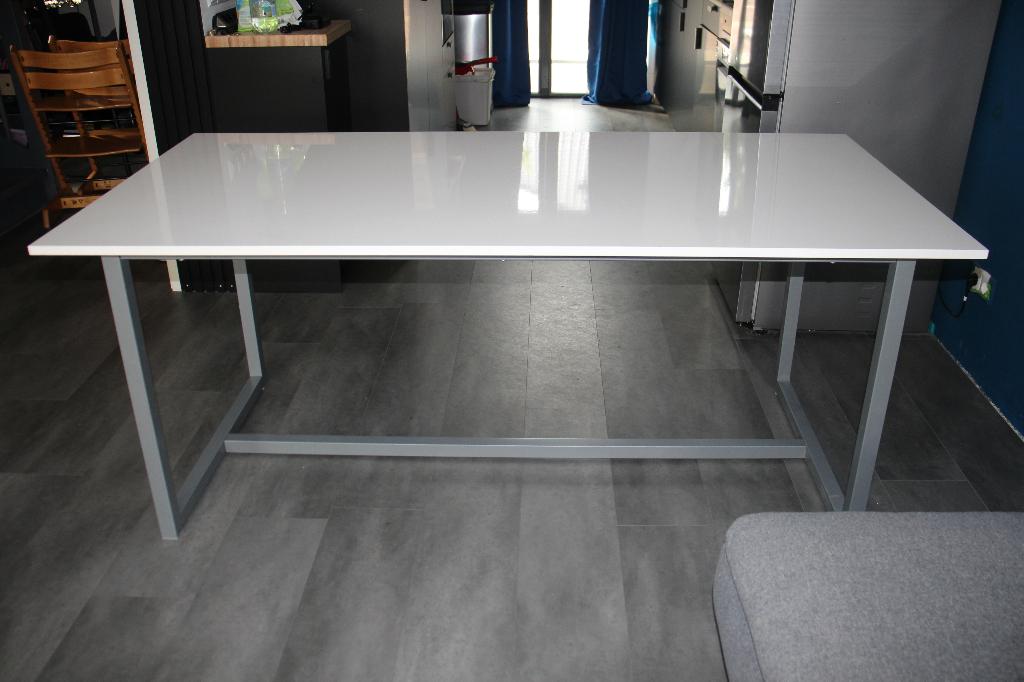 Jysk witte eettafel met industrieel metalen onderstel 90x180, Huis en Inrichting, Tafels | Eettafels, Ophalen, Gebruikt, Overige materialen
