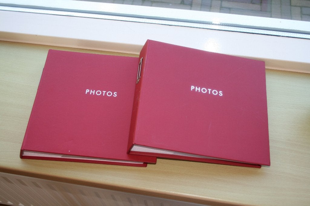 2x rood fotoalbum, Gebruikt, Ophalen of Verzenden, Insteekalbum, Rood