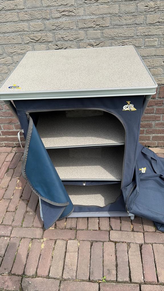 Defa voorraad kast voor in voortent, Ophalen