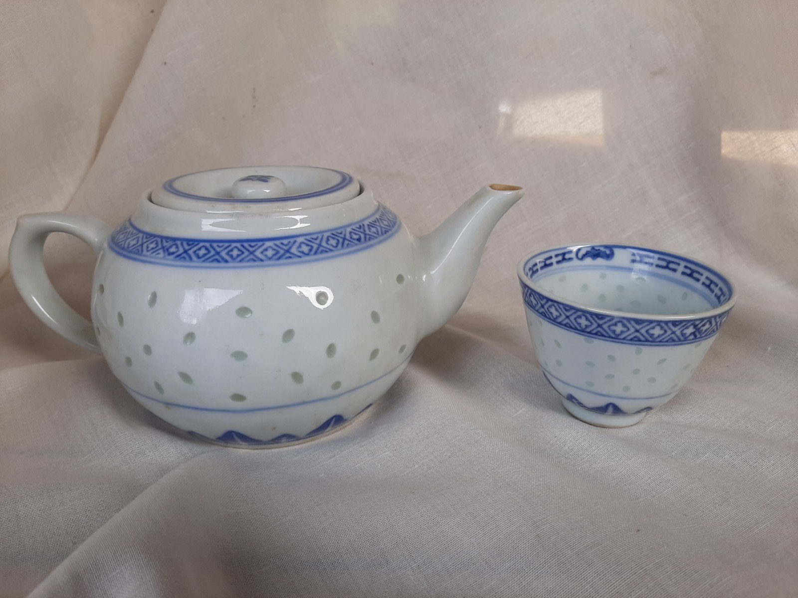 lage chinese theepot en kopje/ servies met rijstkorrel, Ophalen of Verzenden, Porselein, Overige stijlen, Overige typen