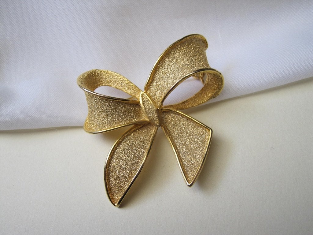 Broche strik goudkleurig brushed4.4x4.2 cm, Verzenden, Zo goed als nieuw, Goud, Overige materialen