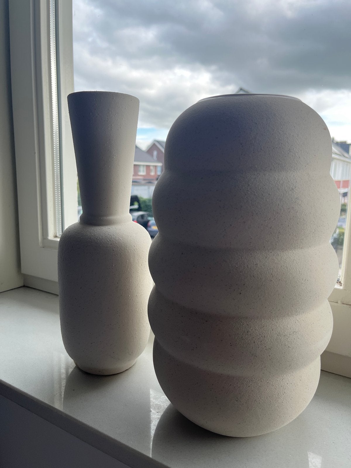 Set van 2 moderne vazen - Beige/Crème, Huis en Inrichting, Beige, Ophalen of Verzenden, Zo goed als nieuw, Geschikt voor droogbloemen