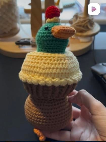 Gehaakte Eend Cupcake Knuffel - Handgemaakt, Ophalen of Verzenden, Zo goed als nieuw