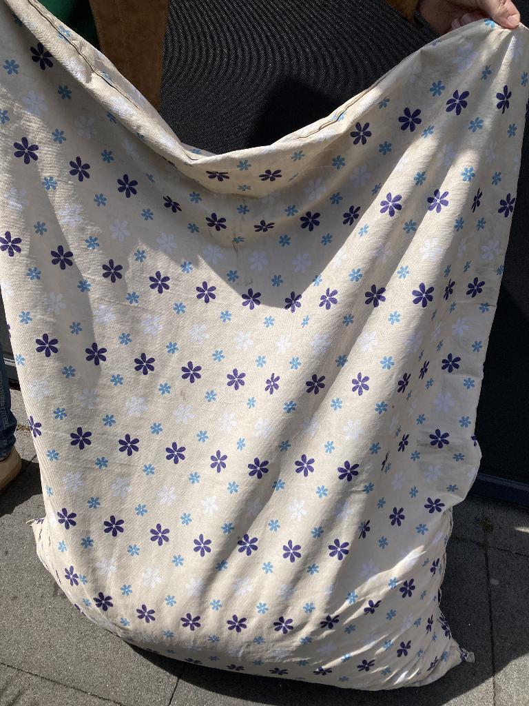 2 zitzakken met hoes Gratis, Huis en Inrichting, Zitzakken, Ophalen, Gebruikt, Beige, Zitzak