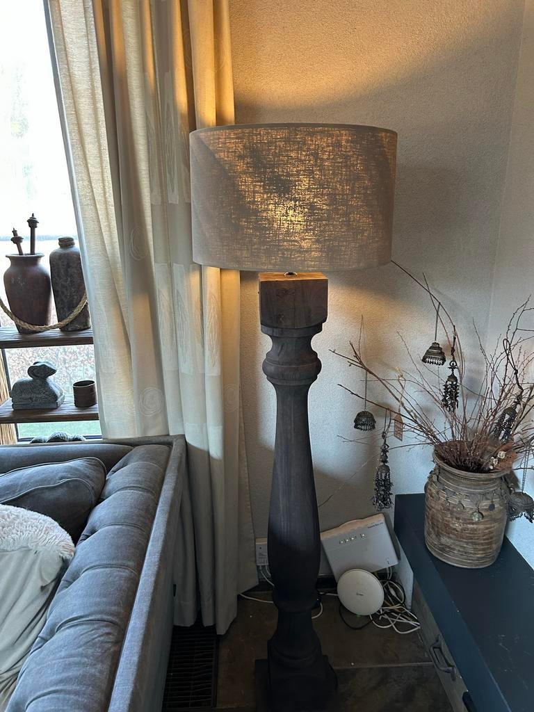 Mooie baluster lamp met linnen kap, Huis en Inrichting, Lampen | Vloerlampen, Ophalen of Verzenden, Nieuw, Hout, 100 tot 150 cm