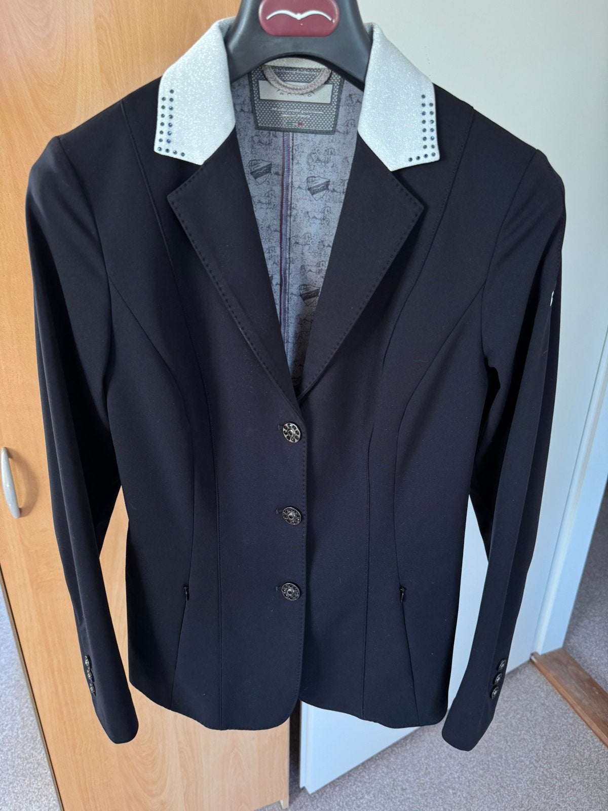 Animo wedstrijdjas zwart maat 36 (IT42), Dieren en Toebehoren, Paardrijkleding, Ophalen of Verzenden, Zo goed als nieuw, Dressuur