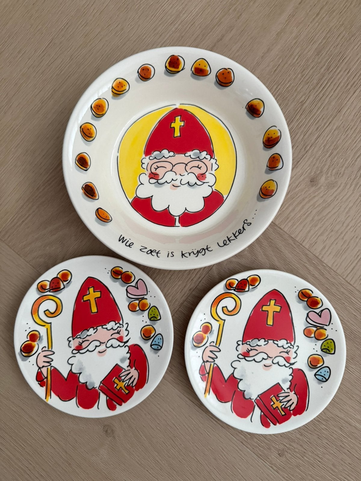 Blond Amsterdam sinterklaas schaaltje en 2 petit four, Ophalen, Aardewerk, Schaal of Schalen