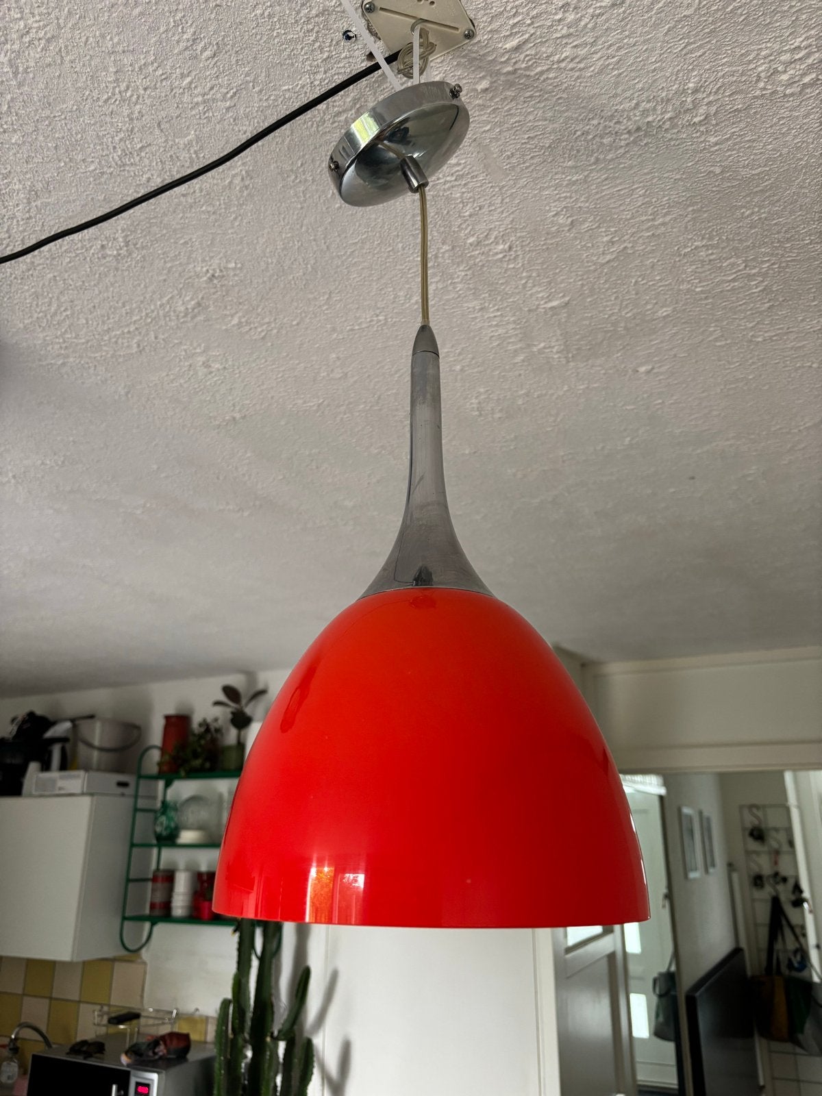 Vintage rode ( tulpen )design hanglamp met chromen details, Huis en Inrichting, Lampen | Hanglampen, Ophalen of Verzenden, Gebruikt